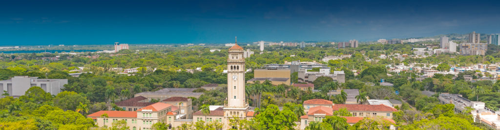 Foto panorámica de la torre de la uprrp