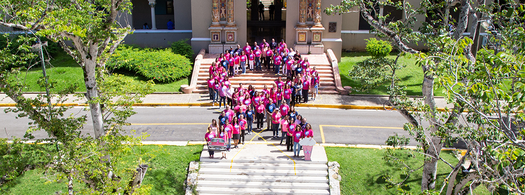 Lazo rosa frente a la torre de la UPR Río Piedras